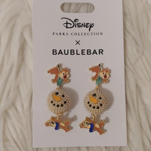 🎄FIRM! NWT DISNEY PARKS COLLECTION X BAUBLEBAR 2023 CHIP & DALE SNOWMAN EARRING - Picture 4 of 12